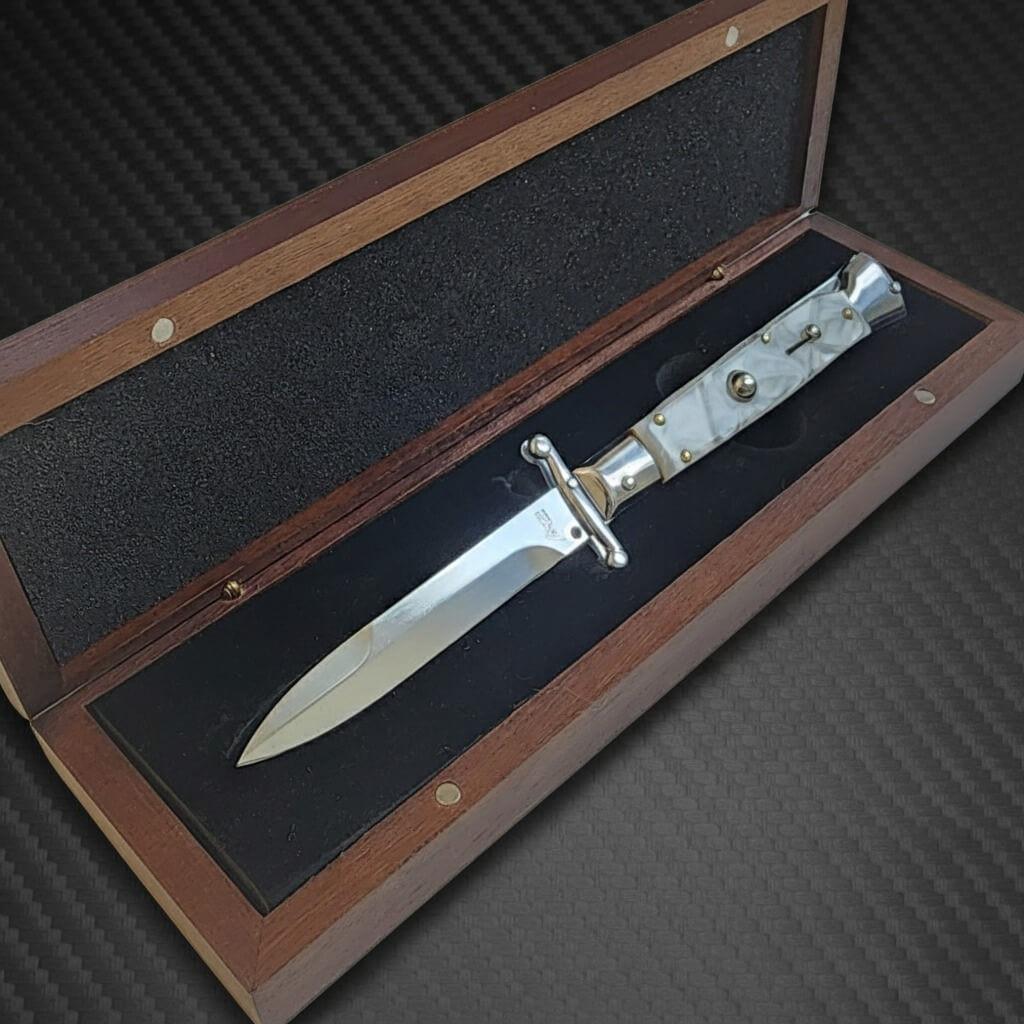Elegant AKC Swinguard 9 Automatic Italian Stiletto in White Pearl with 4 Polish Bayonet blade for luxury collectors
