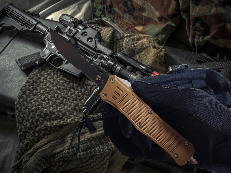 Venom 4TR ELITE Tactical OTF Knife - Tan (Black Drop Point Par Ser 3.4").