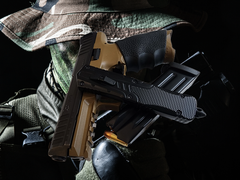 Venom Recon 3 Automatic OTF Knife - Black (Black Tanto Par Ser 3.25").